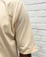 Încarcă imaginea în vizualizatorul Galerie, Tricou crem cu multiple cusaturi negre
