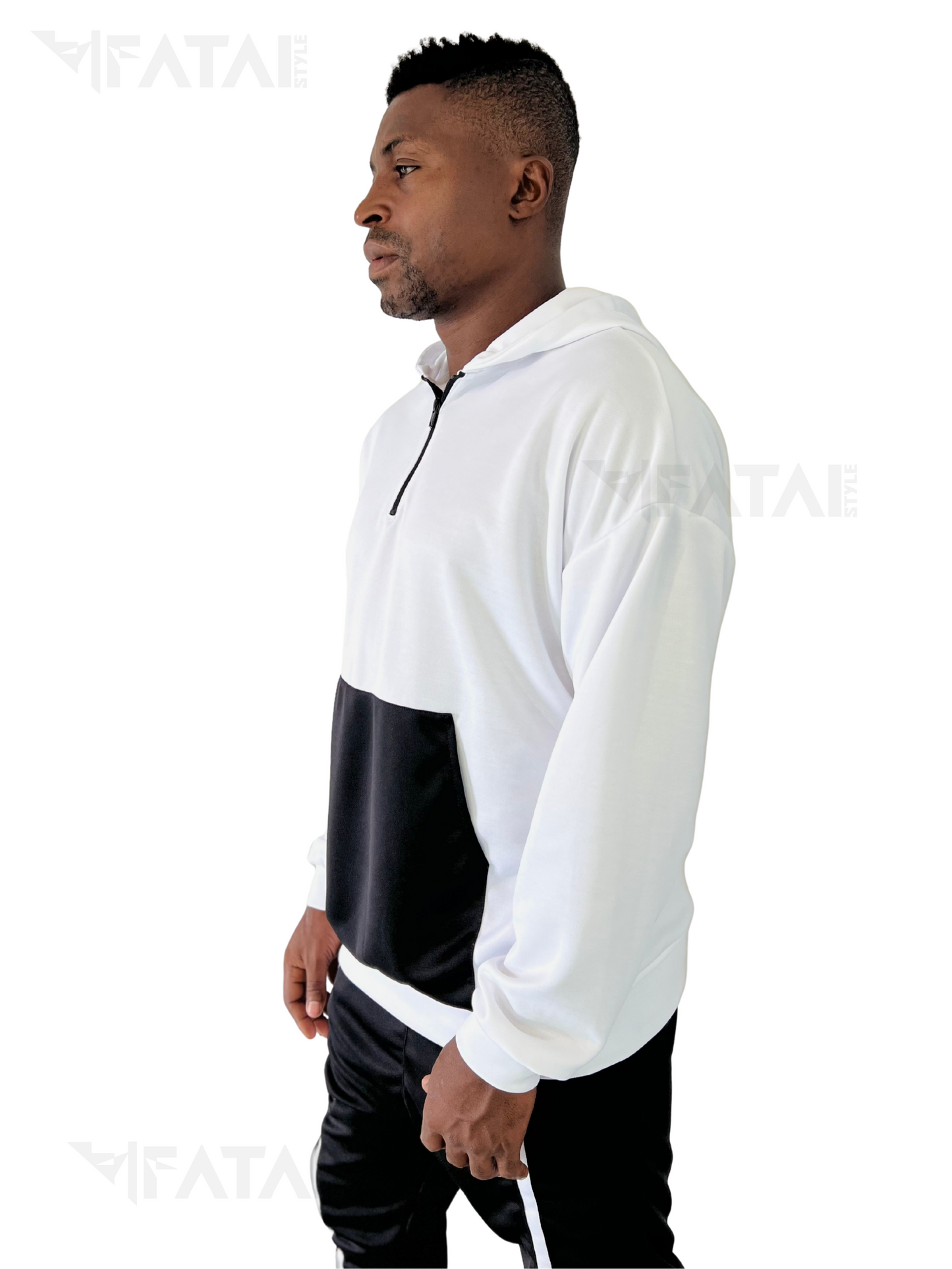 Hanorac alb cu buzunare negru