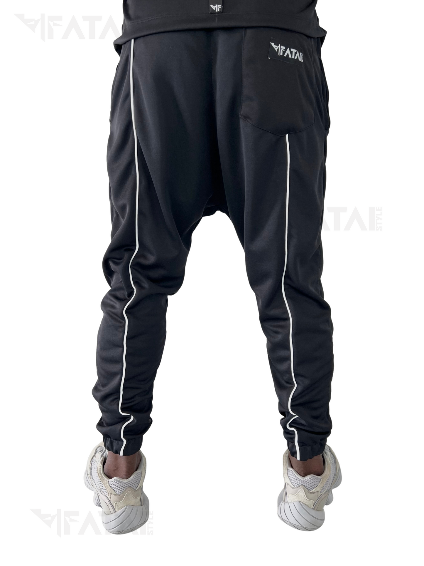 Compleu negru cu vipusca alba si buzunare aplicate pe bluza