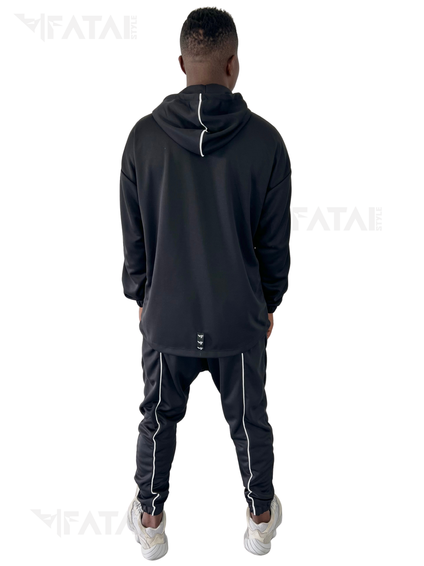 Compleu negru cu vipusca alba si buzunare aplicate pe bluza