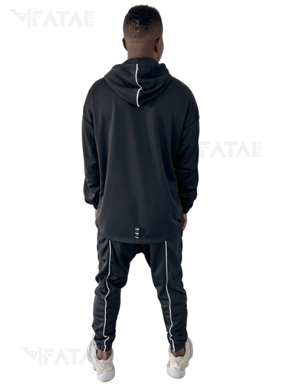 Compleu negru cu vipusca alba si buzunare aplicate pe bluza