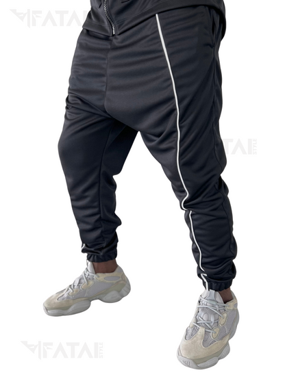 Compleu negru cu vipusca alba si buzunare aplicate pe bluza