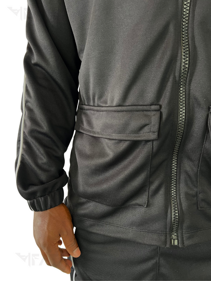 Compleu negru cu vipusca alba si buzunare aplicate pe bluza