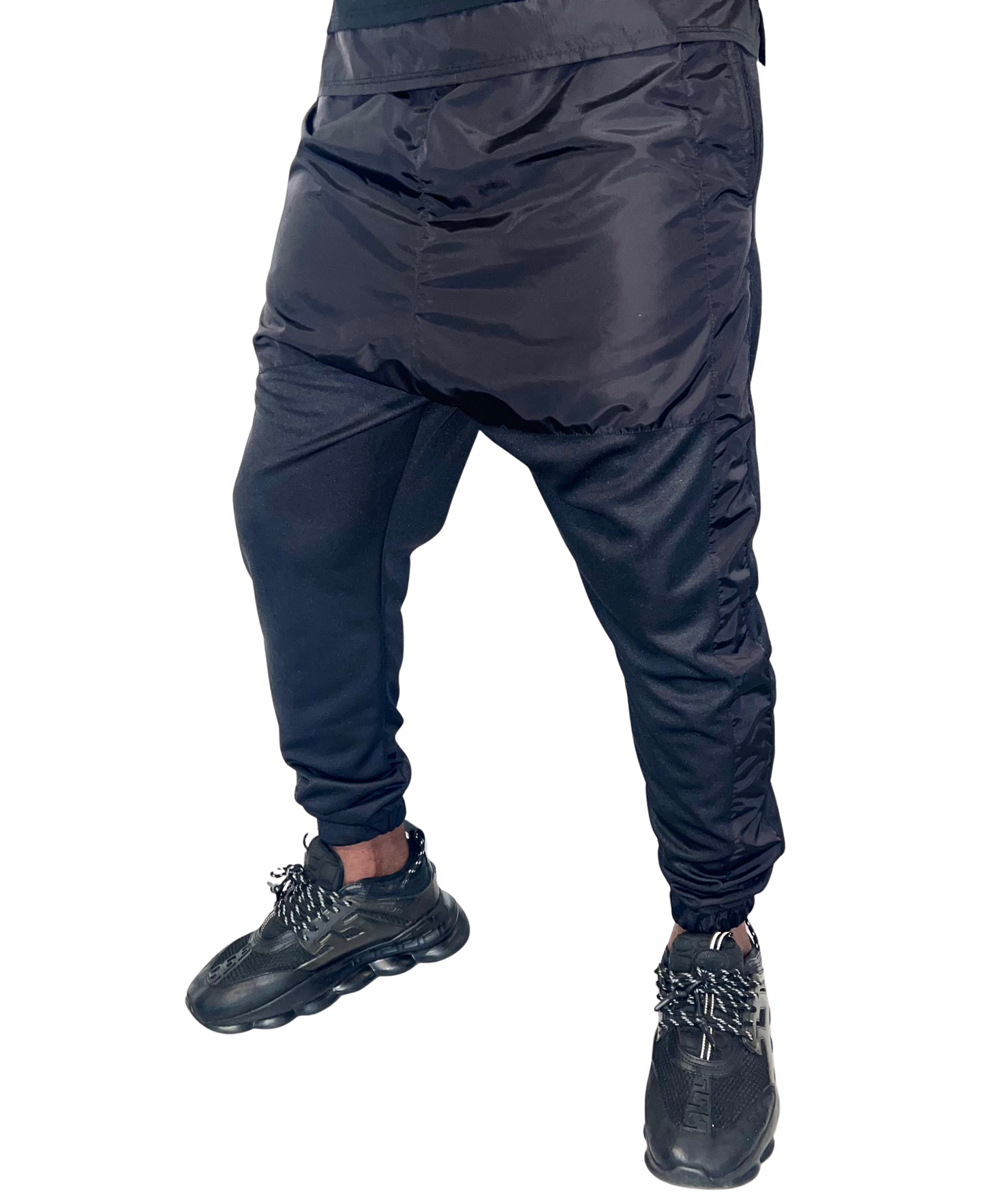 Pantaloni negri in combinatie cu fas