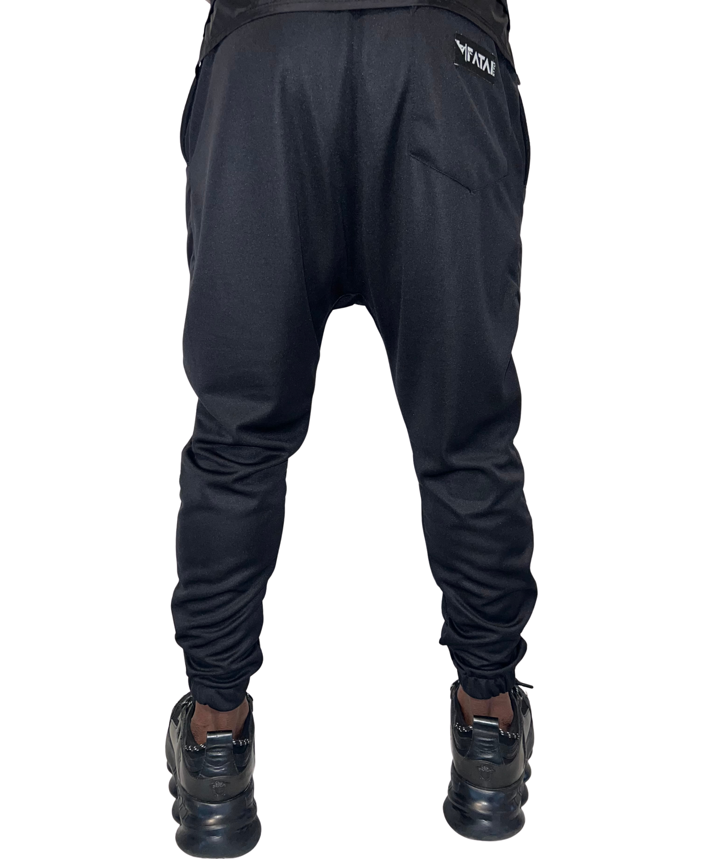 Pantaloni negri in combinatie cu fas