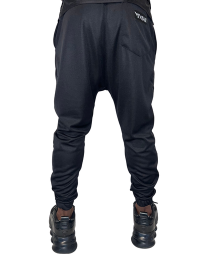 Pantaloni negri in combinatie cu fas