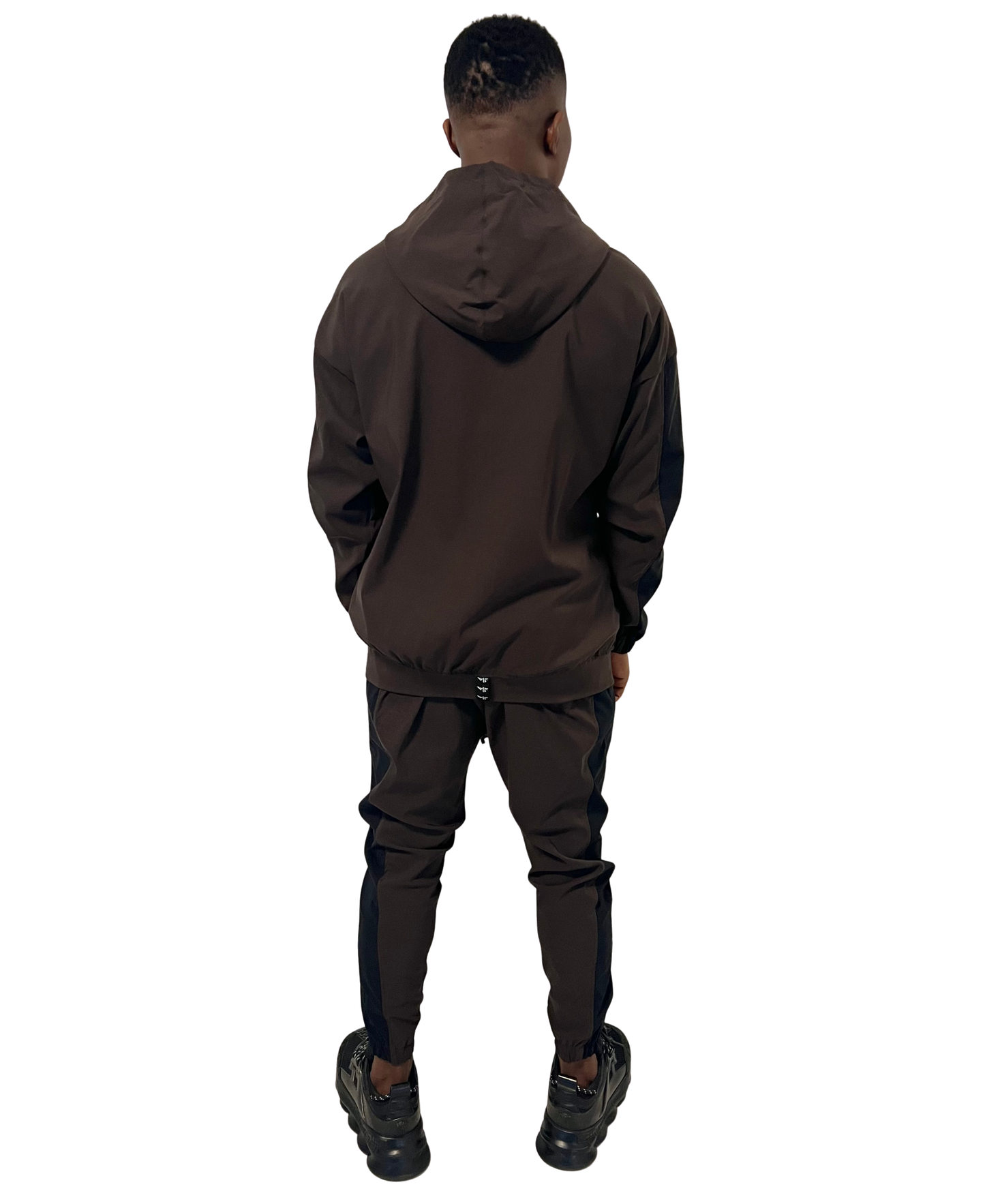 Compleu maro cu detalii negre