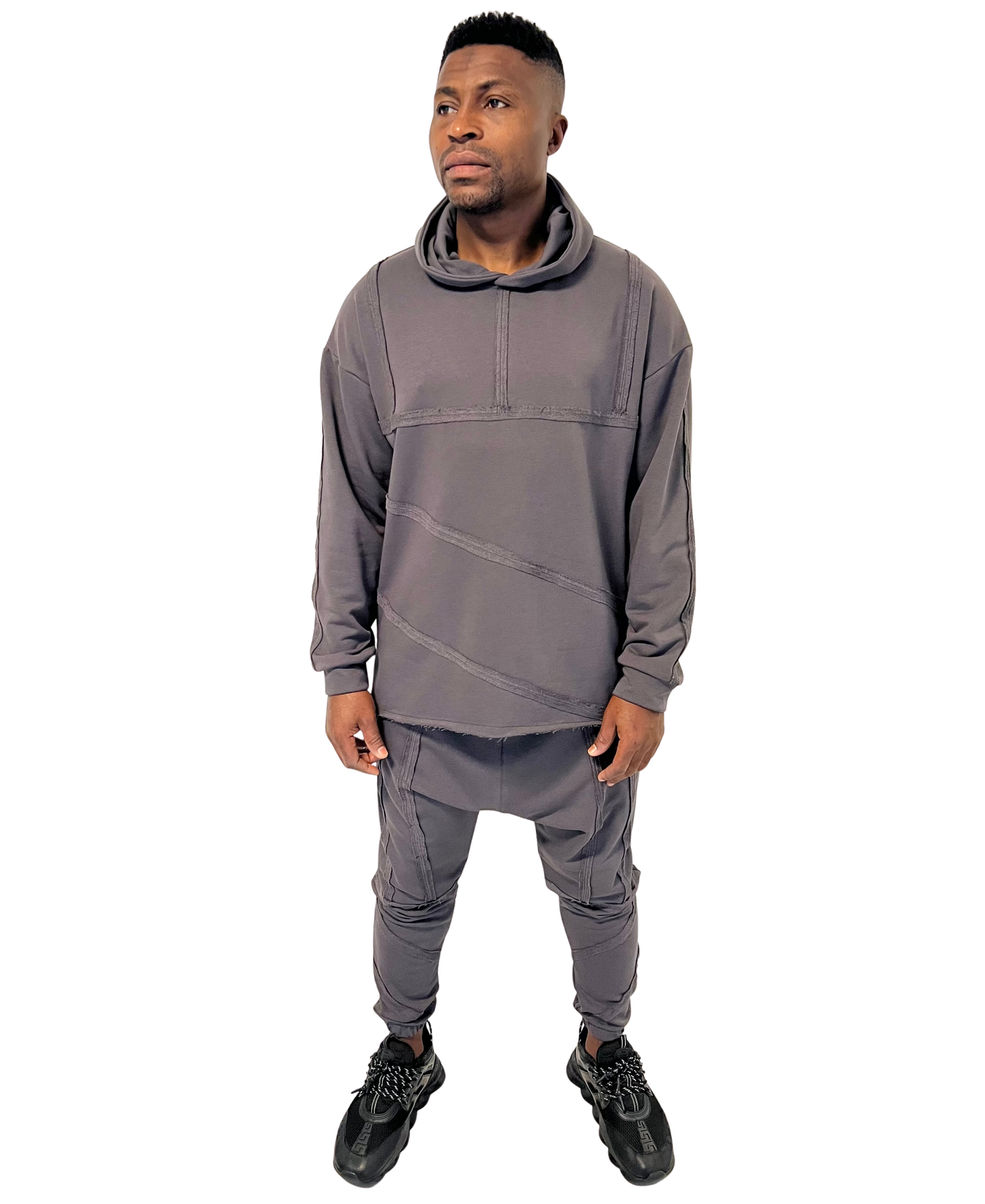 Pantaloni gri inchis cu multiple cusaturi