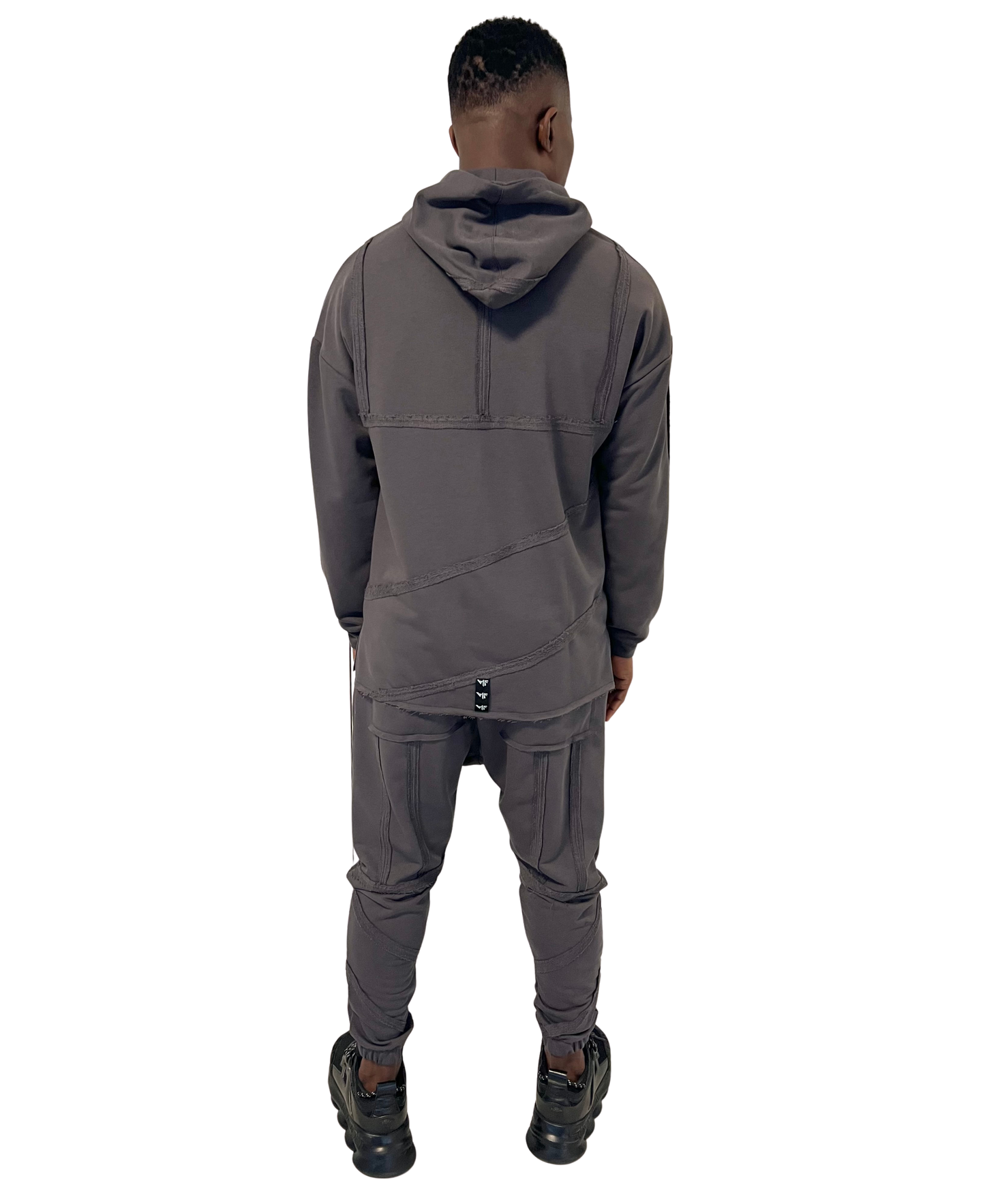 Trening gri inchis cu multiple cusaturi