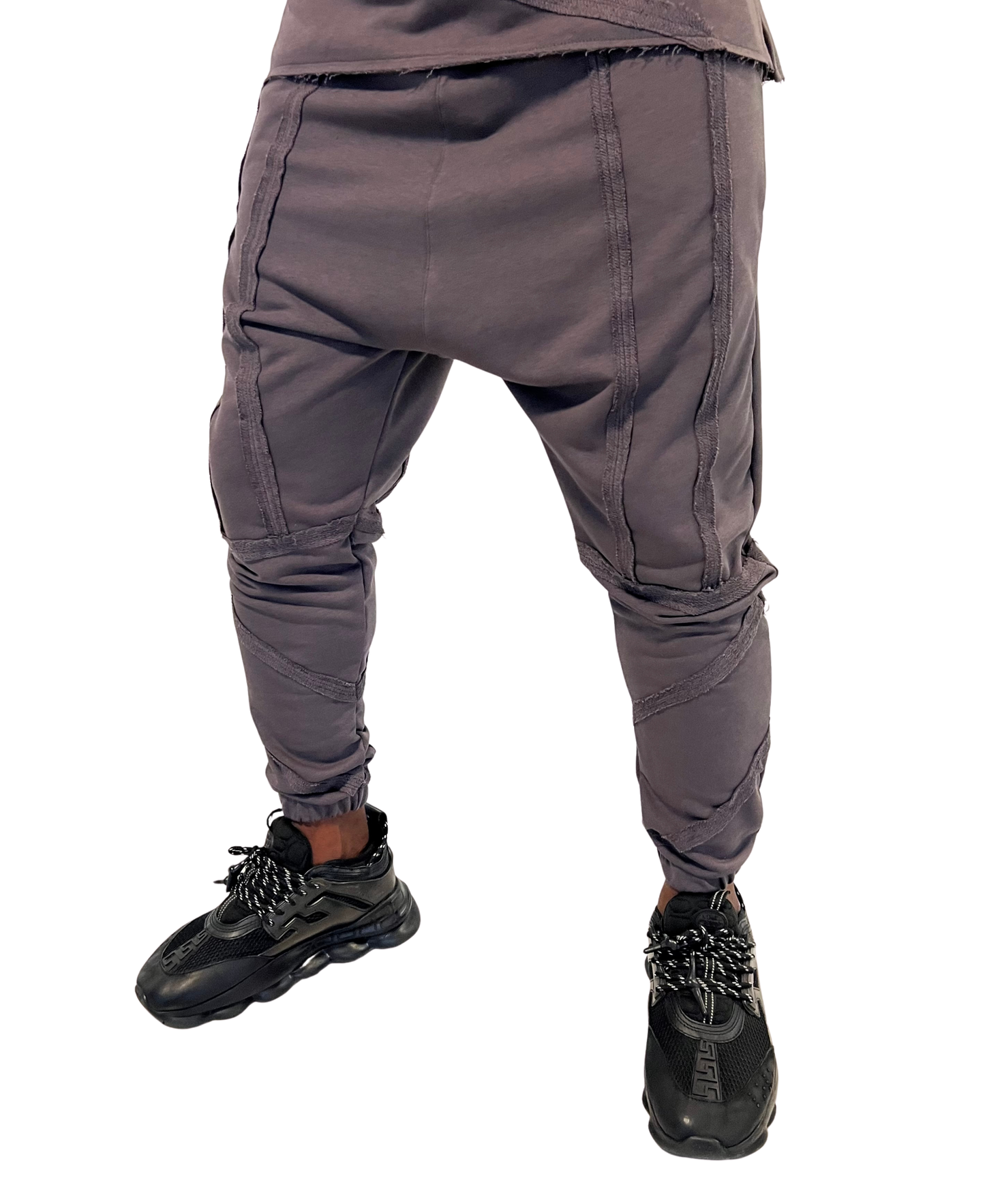 Pantaloni gri inchis cu multiple cusaturi