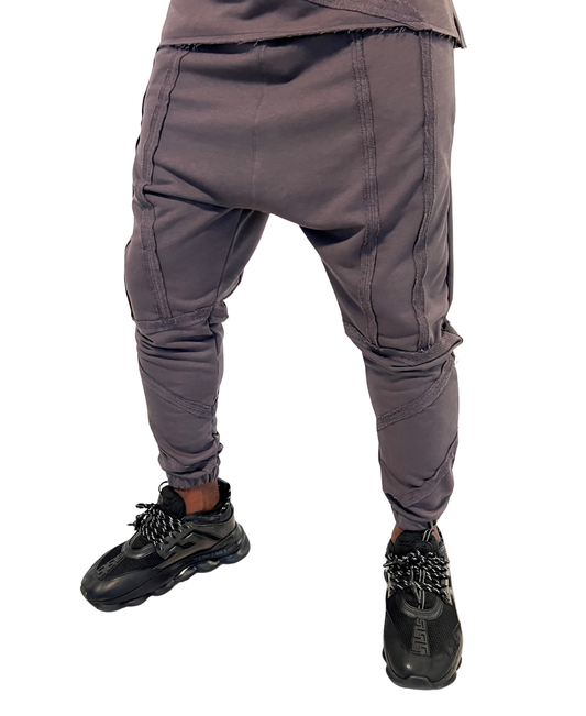 Pantaloni gri inchis cu multiple cusaturi