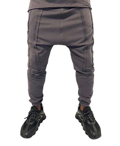 Pantaloni gri inchis cu multiple cusaturi