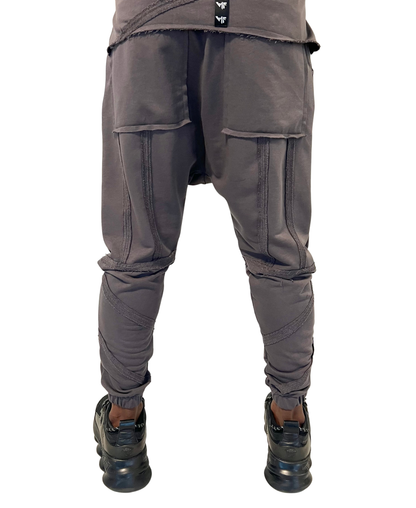 Pantaloni gri inchis cu multiple cusaturi