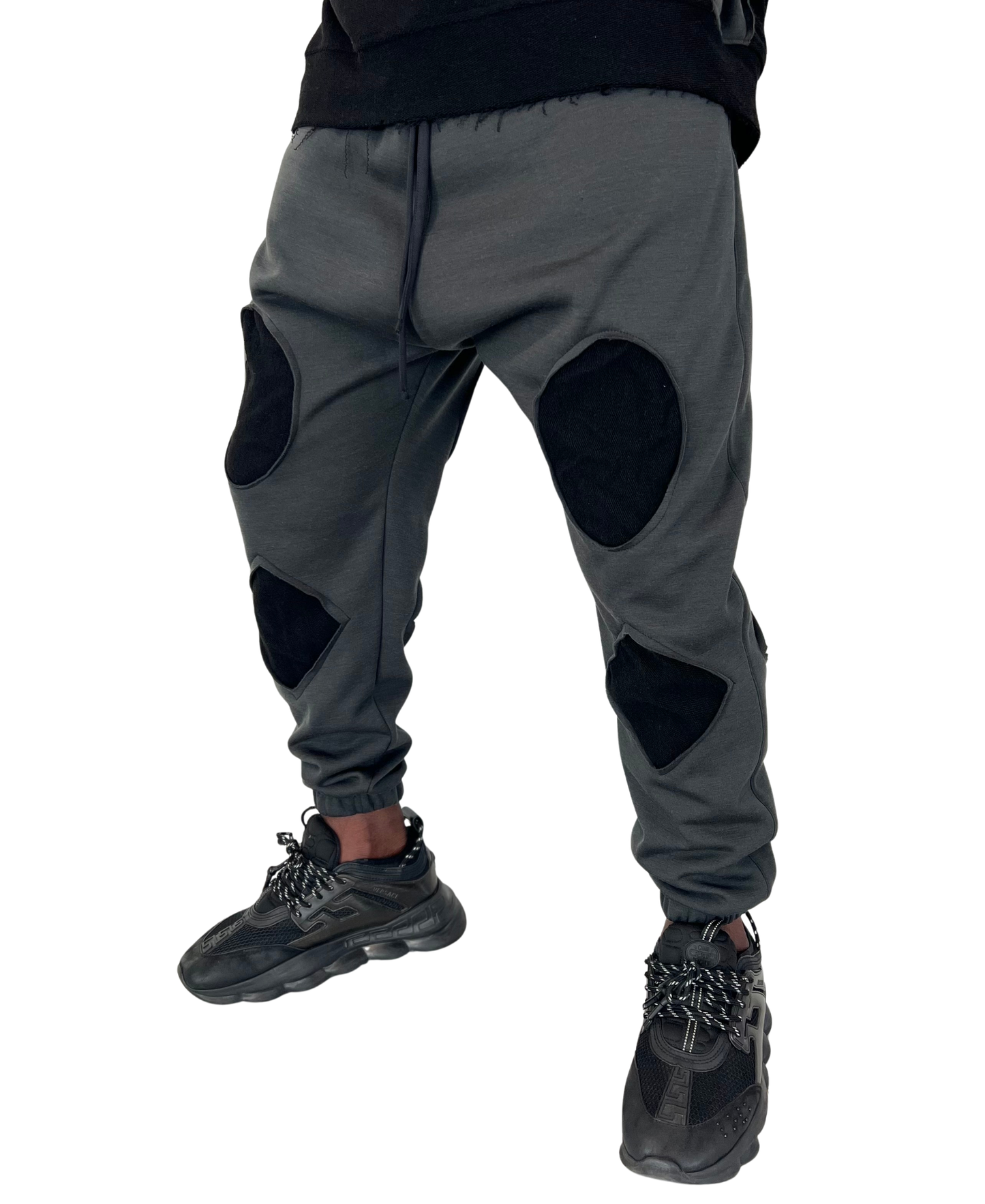 Pantaloni gri cu taieturi negre