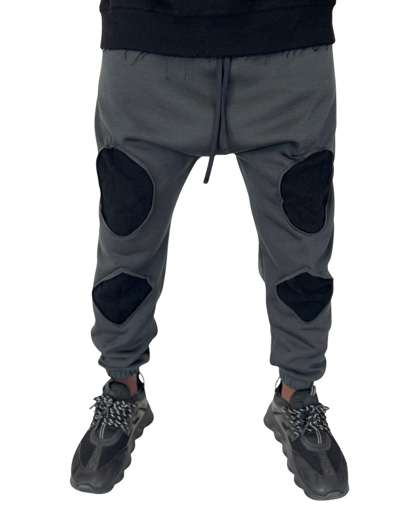 Pantaloni gri cu taieturi negre