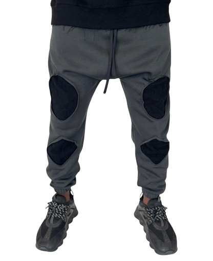 Pantaloni gri cu taieturi negre