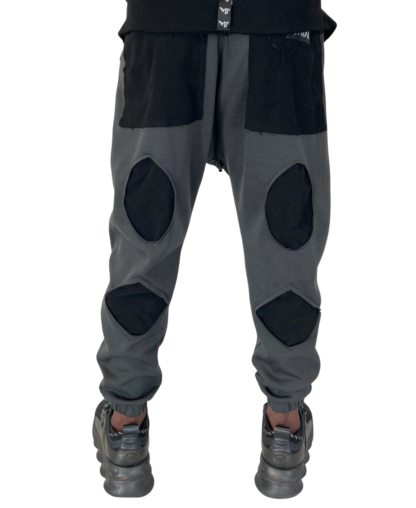 Pantaloni gri cu taieturi negre