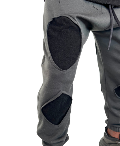 Pantaloni gri cu taieturi negre