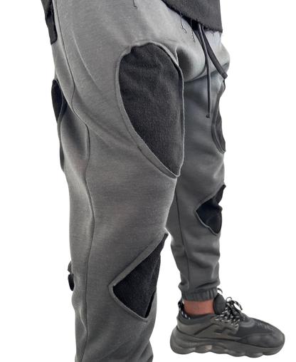 Pantaloni gri cu taieturi negre