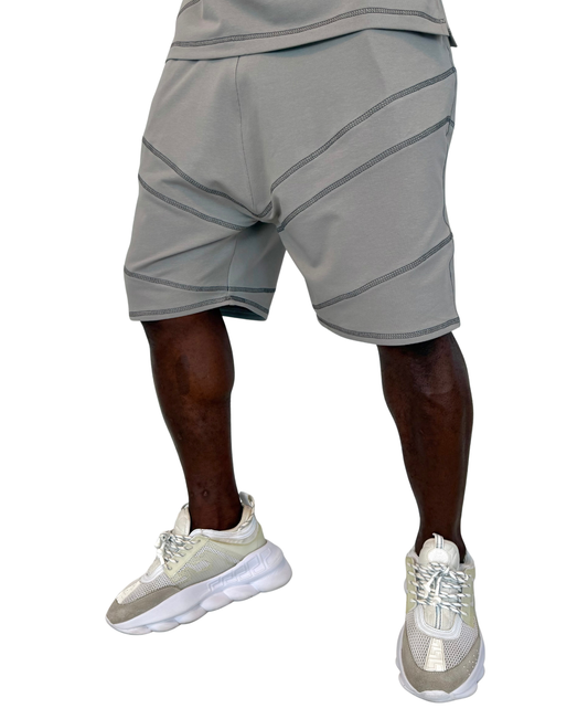 Pantaloni scurti gri cu diverse cusaturi