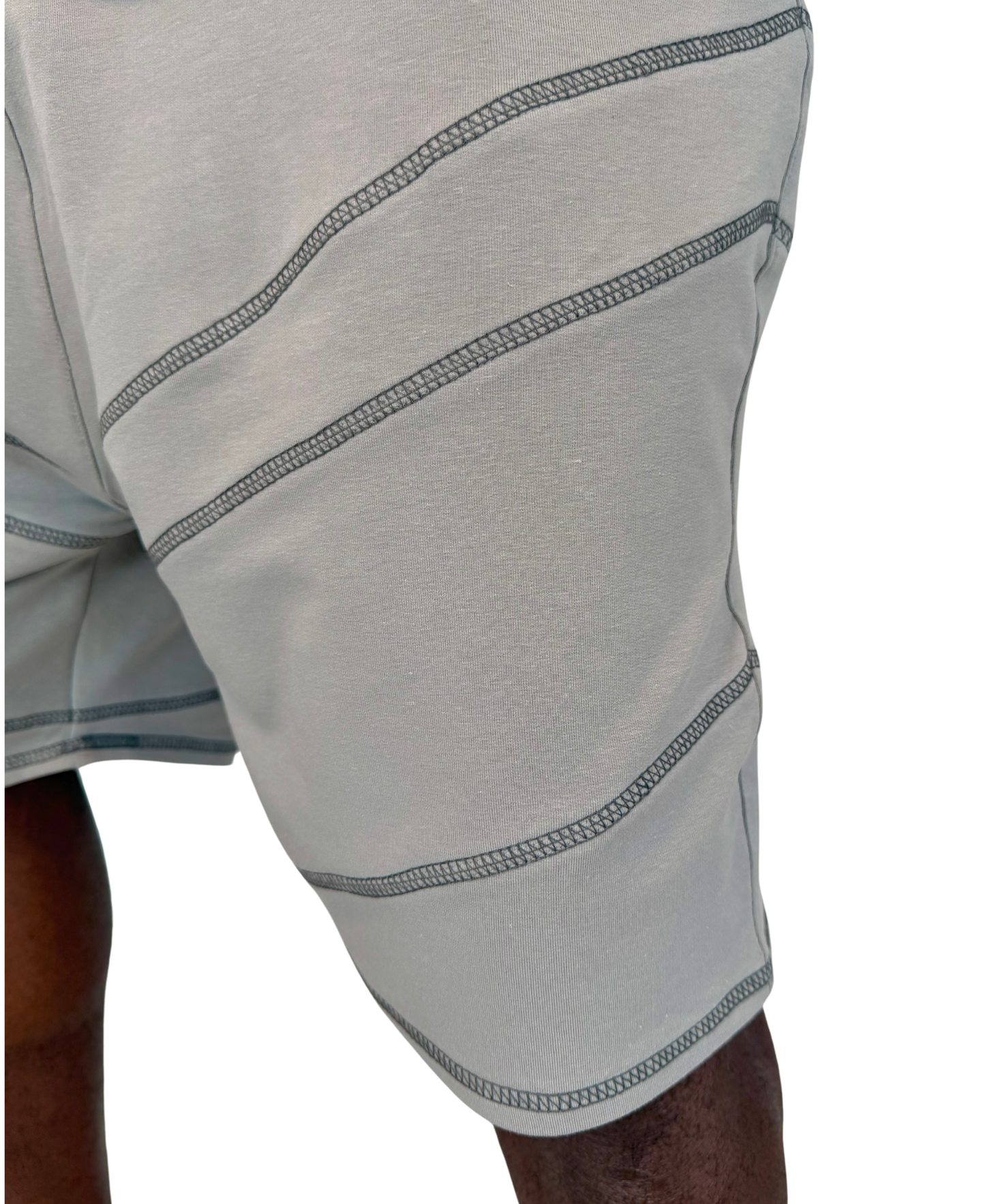 Pantaloni scurti gri cu diverse cusaturi