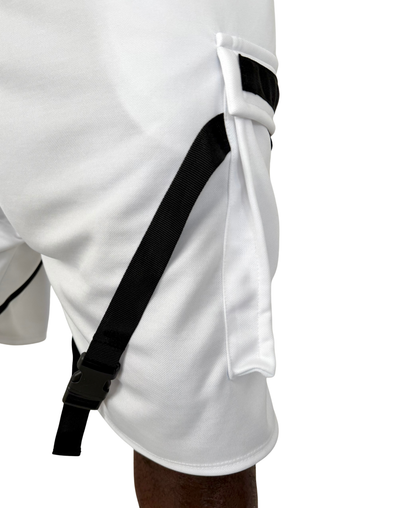 Pantaloni scurti albi cu banda neagra aplicata si catarame