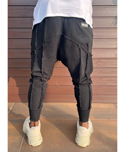 Pantaloni negri cu multiple taieturi