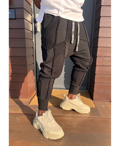 Pantaloni negri cu multiple taieturi