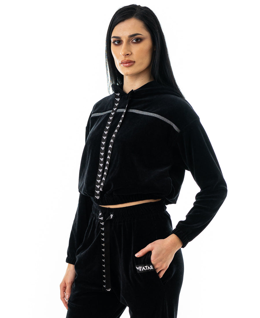 Bluza neagra de catifea cu model orizonal, gluga si elastec in talie