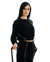 Încarcă imaginea în vizualizatorul Galerie, Bluza neagra de catifea
