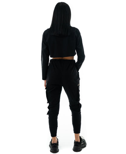 Compleu casual negru cu bluza scurta si pantalon cu buzunare laterale