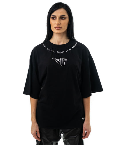 Tricou negru cu text si logo imprimat