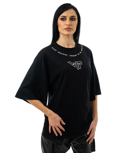 Tricou negru cu text si logo imprimat