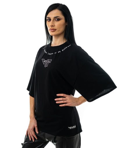 Tricou negru cu text si logo imprimat