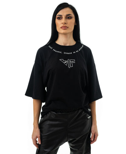 Tricou negru cu text si logo imprimat