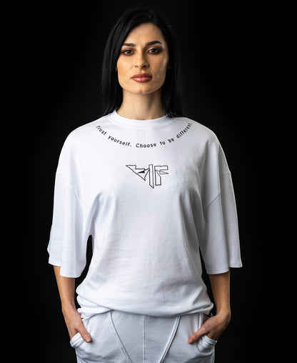 Tricou alb cu text si logo imprimat