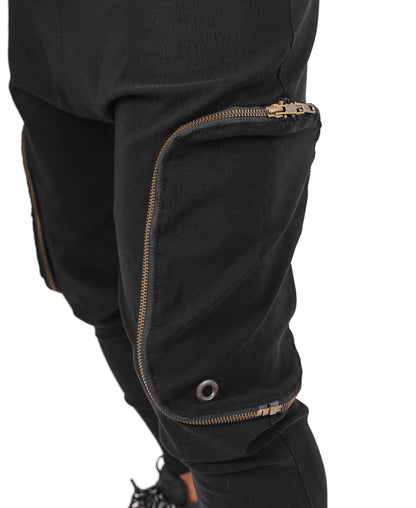 Compleu negru cu buzunare si fermoare de alama (buzunar detasabil la pantalon)
