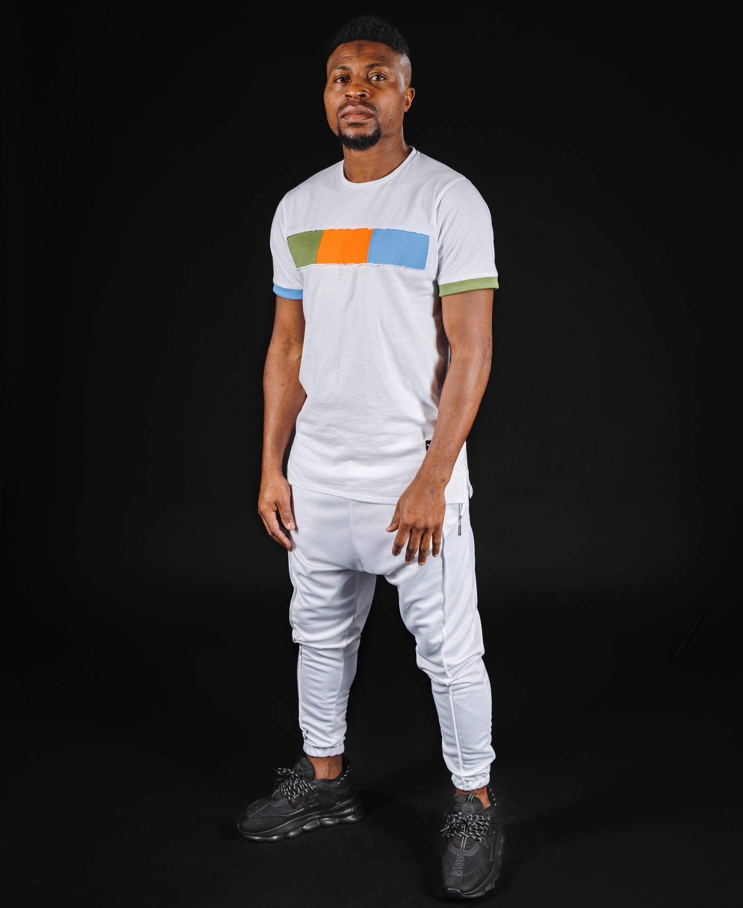 Tricou alb cu design in trei culori