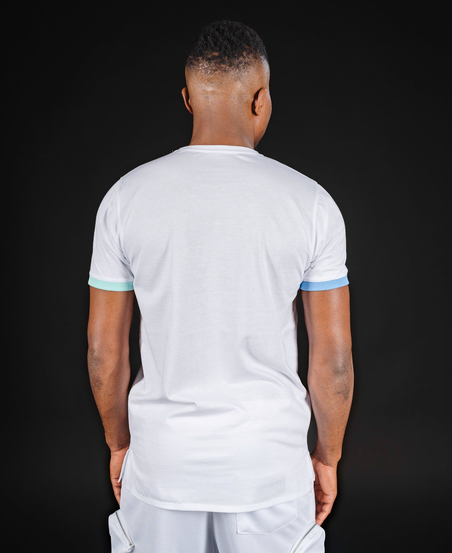 Tricou alb cu design in doua culori