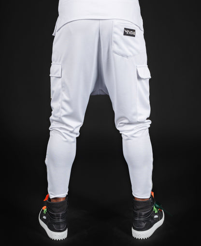 Pantaloni albi cu accesorii albe