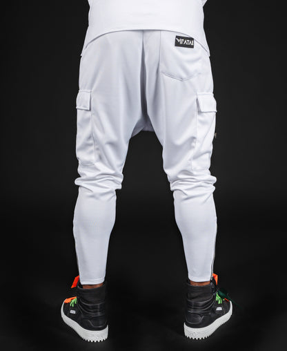 Pantaloni albi cu accesorii negre