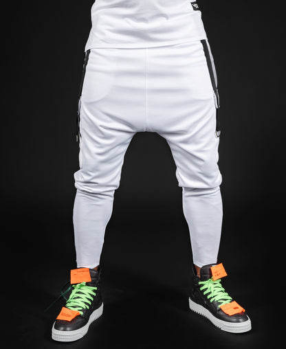 Pantaloni albi cu accesorii negre