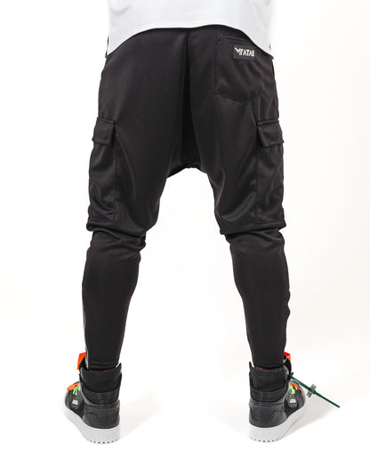 Pantaloni negri cu accesorii albe