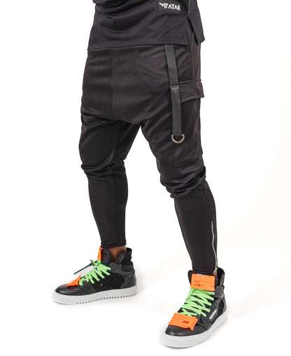 Pantaloni negri cu accesorii negre