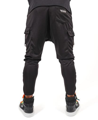Pantaloni negri cu accesorii negre