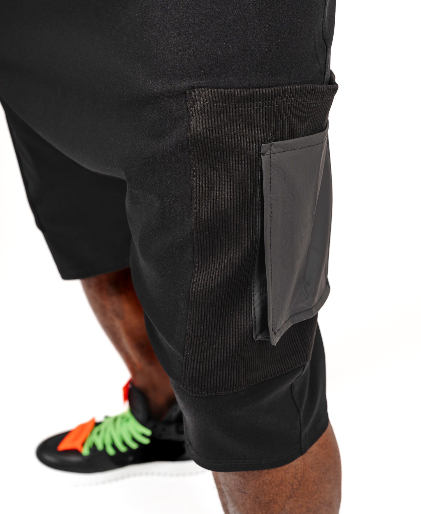 Pantaloni negri cu buzunare laterale cu design