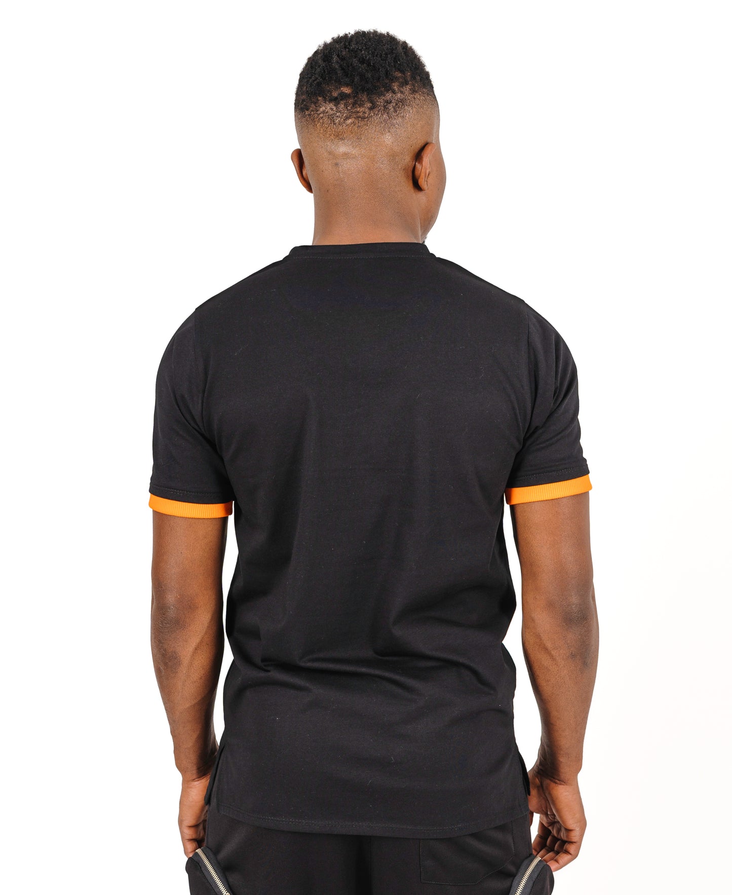 Tricou negru cu design portocaliu