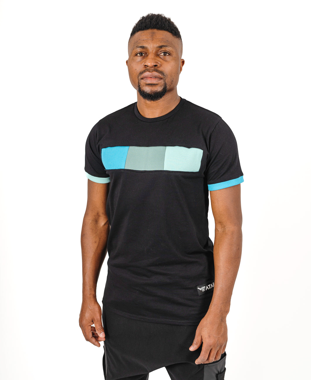 Tricou negru cu design in trei culori