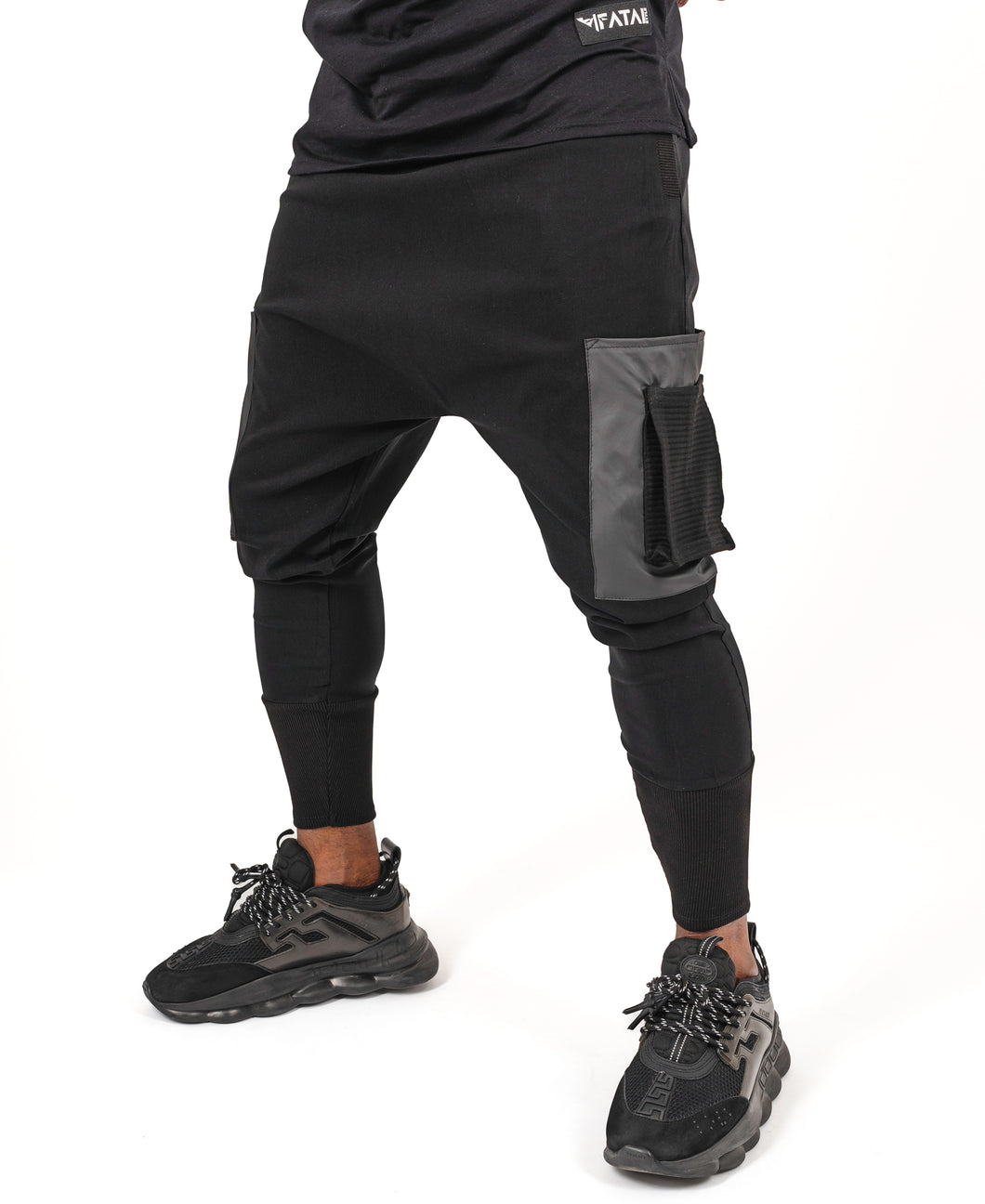 Pantaloni negri cu design pe buzunarele laterale