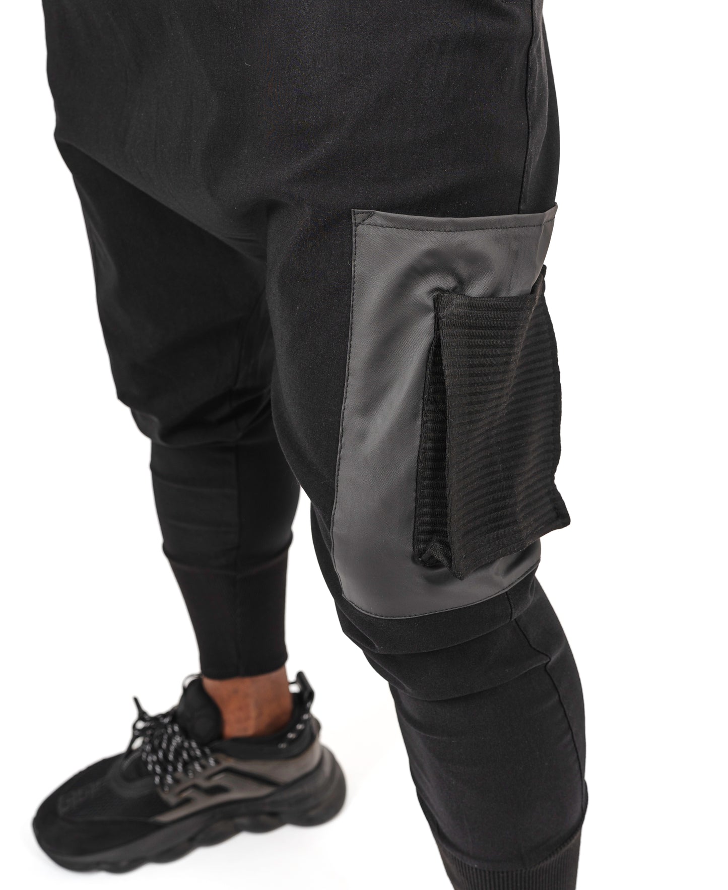 Pantaloni negri cu design pe buzunarele laterale